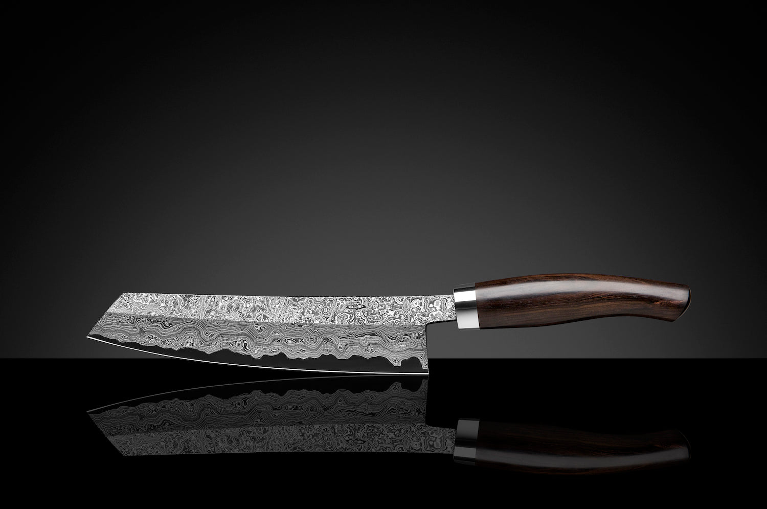 Kochmesser aus Damaststahl mit Holzgriff auf einer reflektierenden schwarzen Oberfläche.