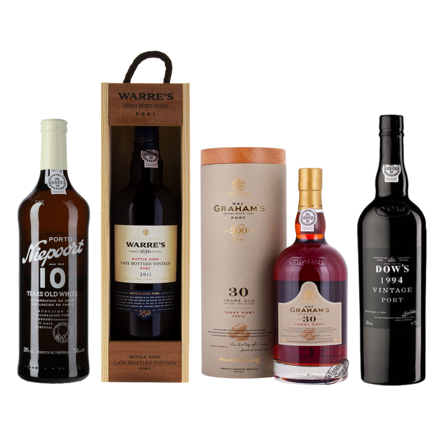 Vier Flaschen Portwein aus dem "Portwein-Set Quartett" von Johannes King sind in einer Reihe angeordnet, einige davon in Verpackungen. Auf den Etiketten sind das Alter zwischen 10 und 30 Jahren und die Jahreszahlen angegeben.