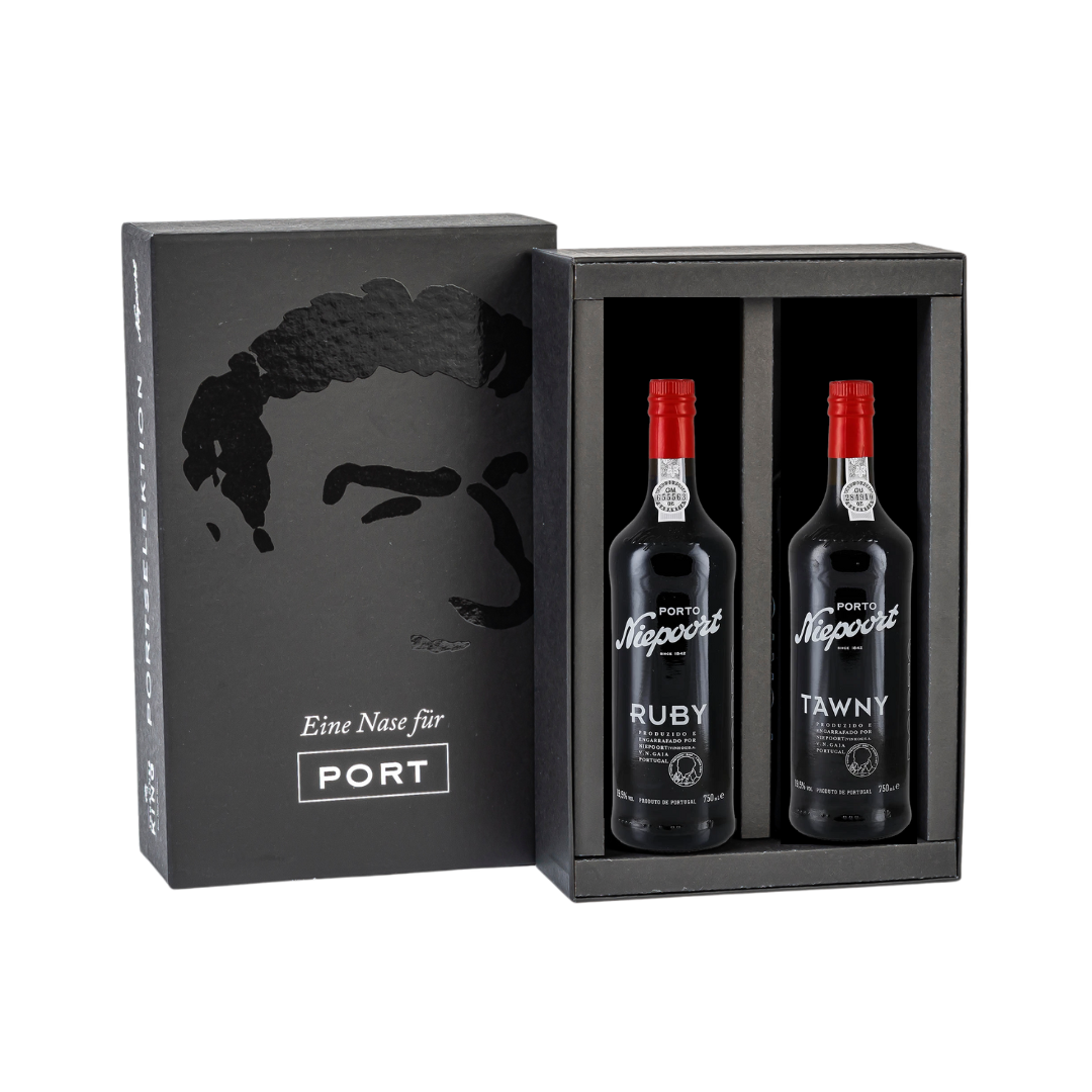 Eine schwarze "Portwein-Verkostungsbox *Für Einsteiger*" von Johannes King enthält zwei Flaschen Niepoort Portwein - eine "Ruby" und eine "Tawny". Auf dem Deckel der Box ist ein stilisiertes Gesicht abgebildet.