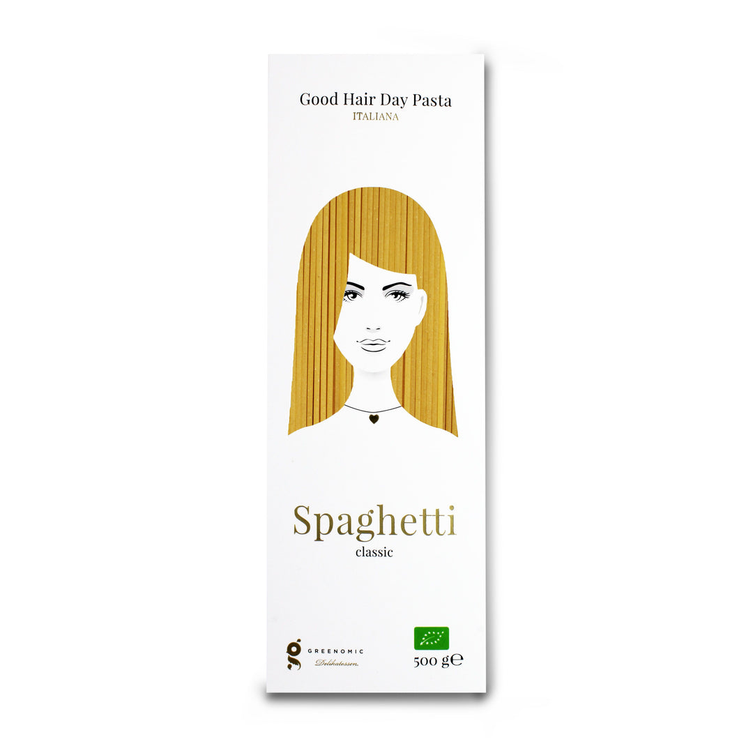 Eine weiße Schachtel der Good Hair Day Pasta - Spaghetti Classic der Sylter Manufaktur Johannes King zeigt ein Frauengesicht mit Spaghettihaaren, ist mit "Spaghetti classic" beschriftet, 500 g schwer und trägt ein Bio-Siegel.