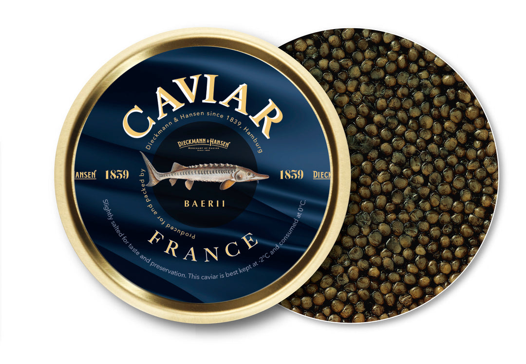 Eine offene runde Dose mit der Aufschrift "Kaviar Baerii France" von Dieckmann & Hansen zeigt im Inneren viele kleine, dunkle Kaviarperlen.