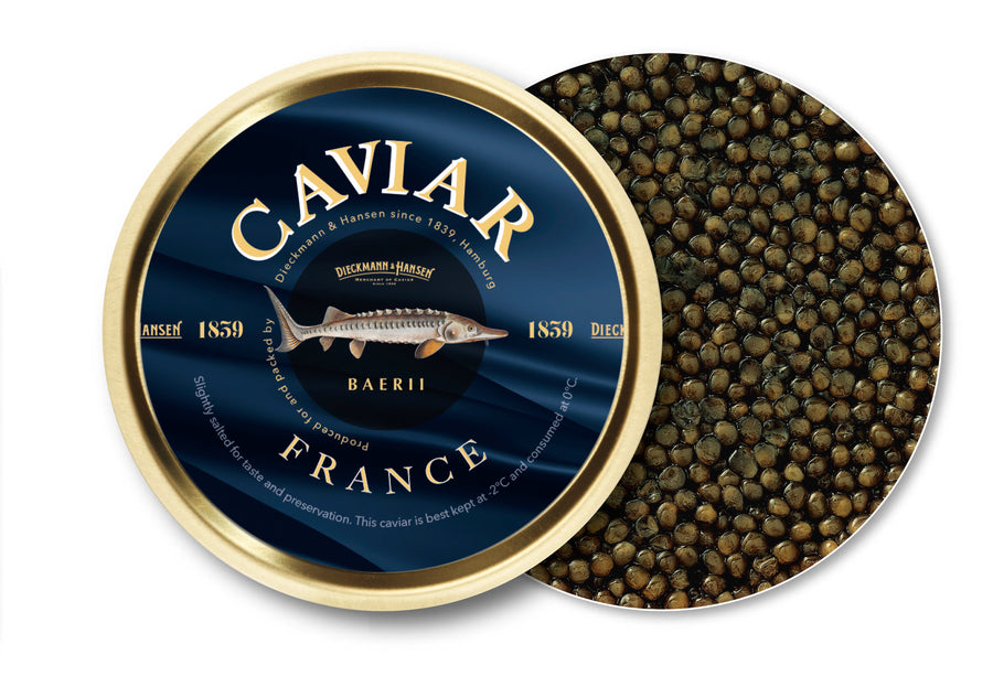 Eine offene runde Dose mit der Aufschrift "Kaviar Baerii France" von Dieckmann & Hansen zeigt im Inneren viele kleine, dunkle Kaviarperlen.