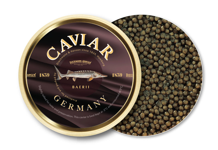 Eine runde Dose mit der Aufschrift "Kaviar Baerii Germany" von Dieckmann & Hansen ist teilweise geöffnet und zeigt dicht gepackten dunklen Kaviar. Auf dem Deckel sind der Markenname und die Jahreszahl "1859" angegeben, um die Herkunft des Kaviars hervorzuheben.