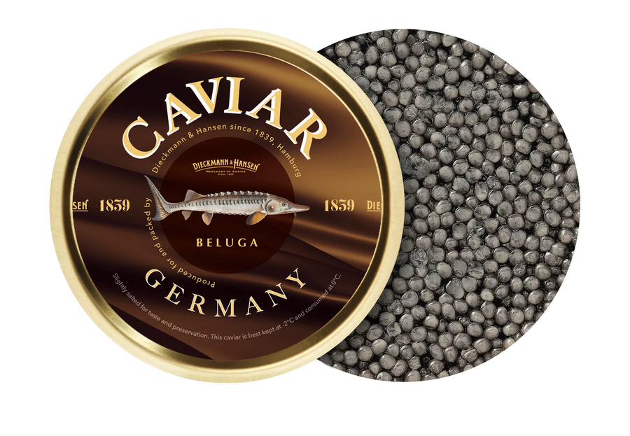 Eine runde Dose mit der Aufschrift "Kaviar Beluga Germany" von Dieckmann & Hansen, auf der ein Stör mit goldenen Details abgebildet ist, wird teilweise geöffnet und zeigt dunkelgraue Kaviareier im Inneren.