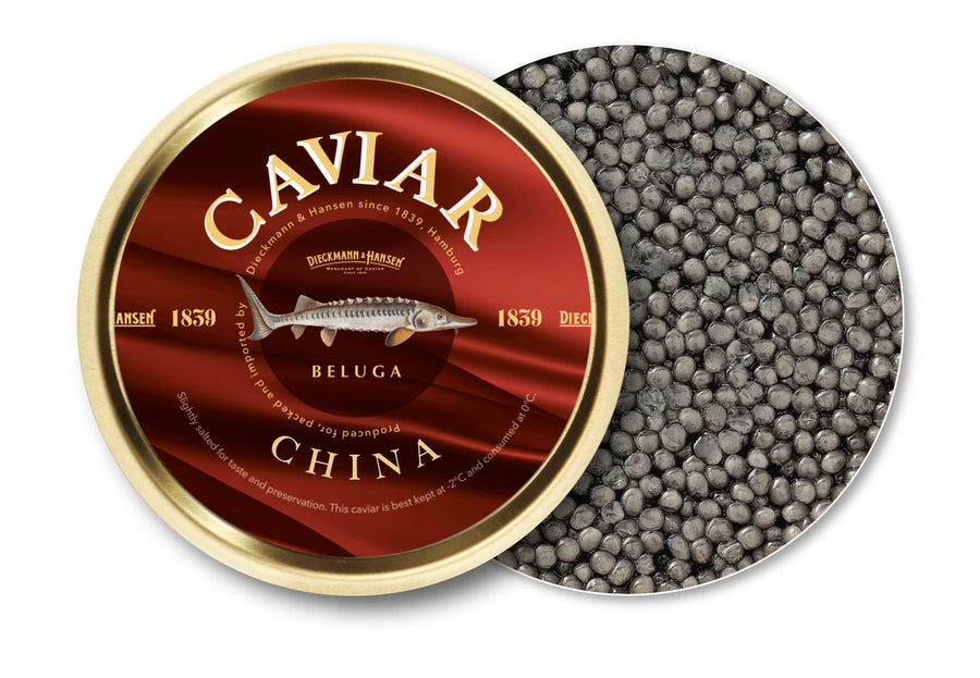 Eine runde Dose mit einem dunkelroten Etikett mit der Aufschrift "Kaviar Beluga China" von Dieckmann & Hansen ist teilweise geöffnet und gibt den Blick auf glänzende grau-schwarze Kaviareier frei.