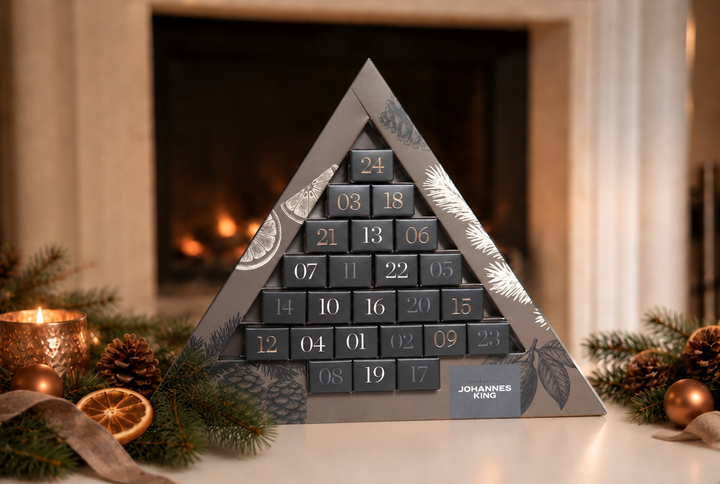 Schokoladen Adventskalender als Pyramide mit 24 nummerierten Schubladen vor einem Kamin, Sylter Manufaktur Johannes King