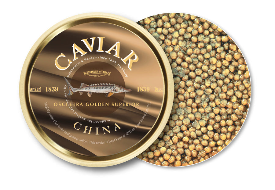 Eine Dose Dieckmann & Hansen Kaviar Oscietra Golden Superior mit teilweise abgenommenem Deckel, der hellgoldene Kaviareier zum Vorschein bringt.