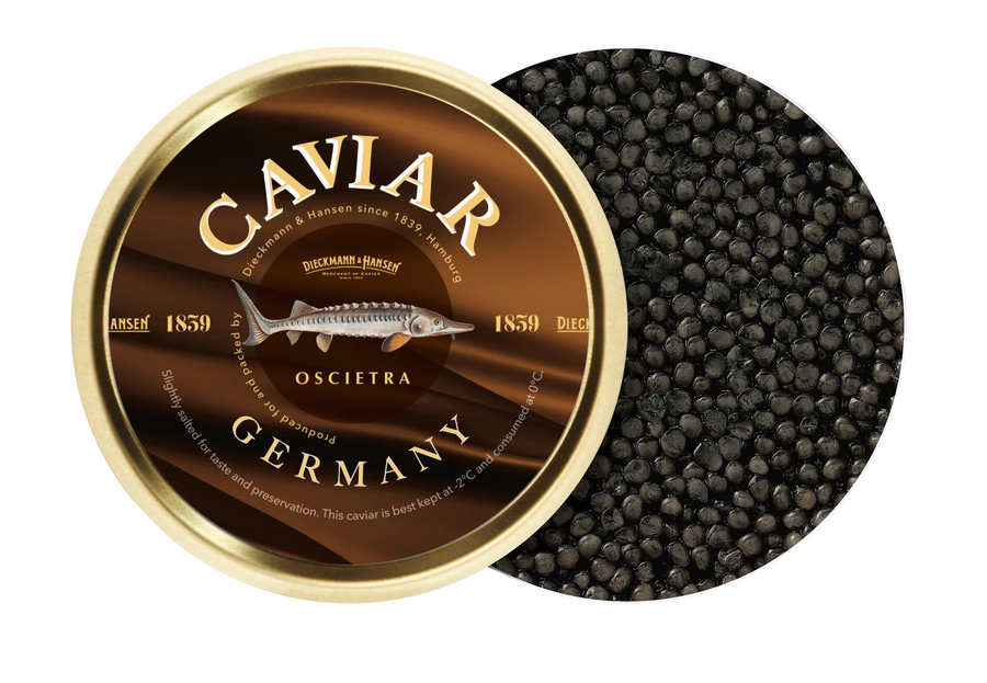 Eine runde Dose Kaviar Oscietra Germany von Dieckmann & Hansen mit teilweise abgenommenem Deckel zeigt im Inneren kleine dunkle Perlen; die gold- und braunfarbene Verpackung zeigt eine Fischillustration und Produktangaben.