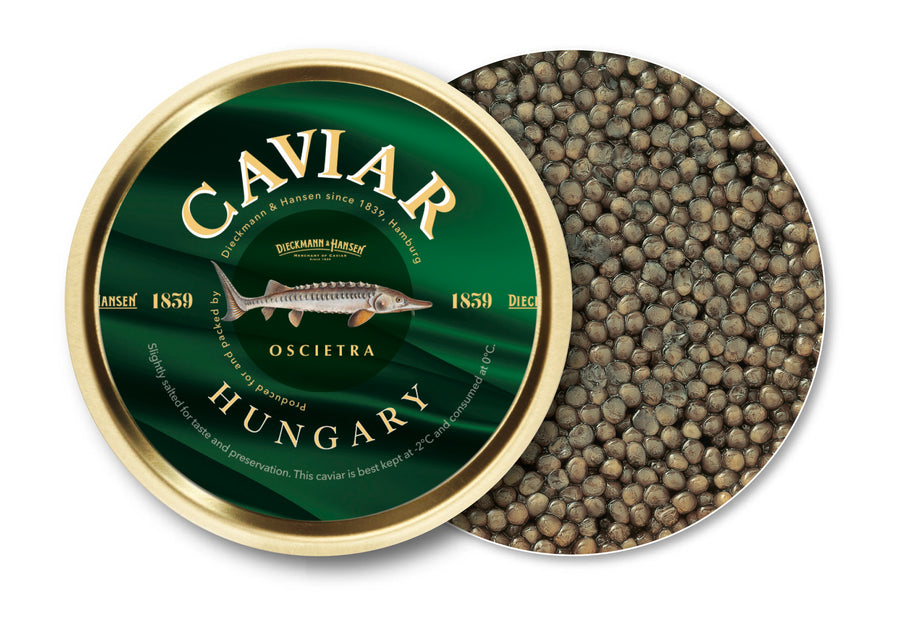 Eine runde Dose Dieckmann & Hansen Kaviar Oscietra Hungary, mit teilweise geöffnetem Deckel, der kleine, runde, graubraune Eier zeigt. Das grün-goldene Etikett zeigt eine Stör-Illustration und eine goldene Beschriftung.