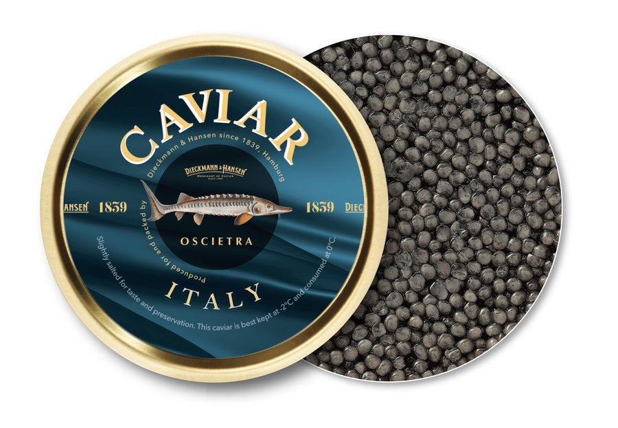 Eine runde Dose Dieckmann & Hansen Kaviar Oscietra Italy ist teilweise geöffnet und zeigt kleine dunkle Kaviareier. Auf dem marineblau-goldenen Etikett ist ein Stör abgebildet.