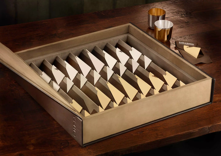 Geöffnete Aufbewahrungsbox von Robbe & Berking mit den Schachfiguren in Silber und Gold in eigenen Fächern