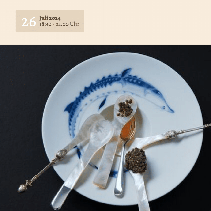Ein Teller mit einem dekorativen blauen Fischmuster, darauf verschiedene Löffel und einen Schneebesen, ausgelegt mit Gewürzen und feinstem Störkaviar, mit Datum und Uhrzeit, die auf ein von Johannes King ausgerichtetes Ereignis am 26. Juli 2024 hinweisen.