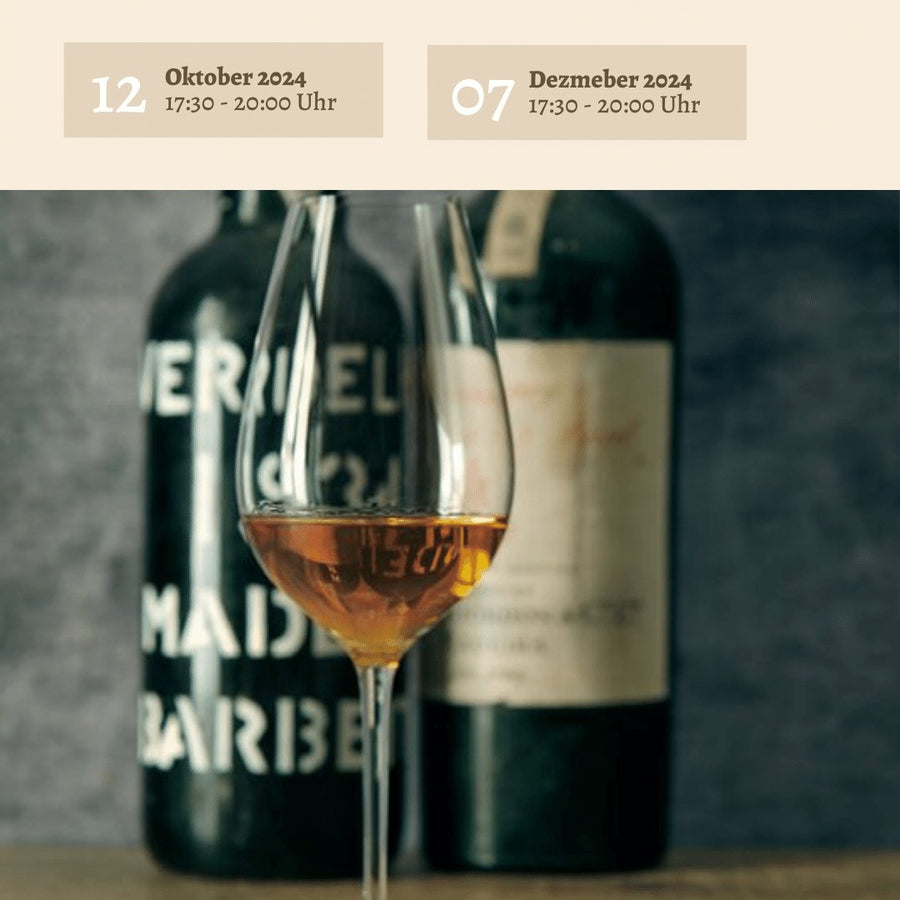 Ein Glas Einstieg in die Welt der Madeira’s – Sa. Am 07. Dezember 2024 wird eingeschenkt, im Hintergrund zwei Weinflaschen von Johannes King, neben Daten und Uhrzeiten, die wahrscheinlich auf Malmsey-Verkostungen hinweisen.