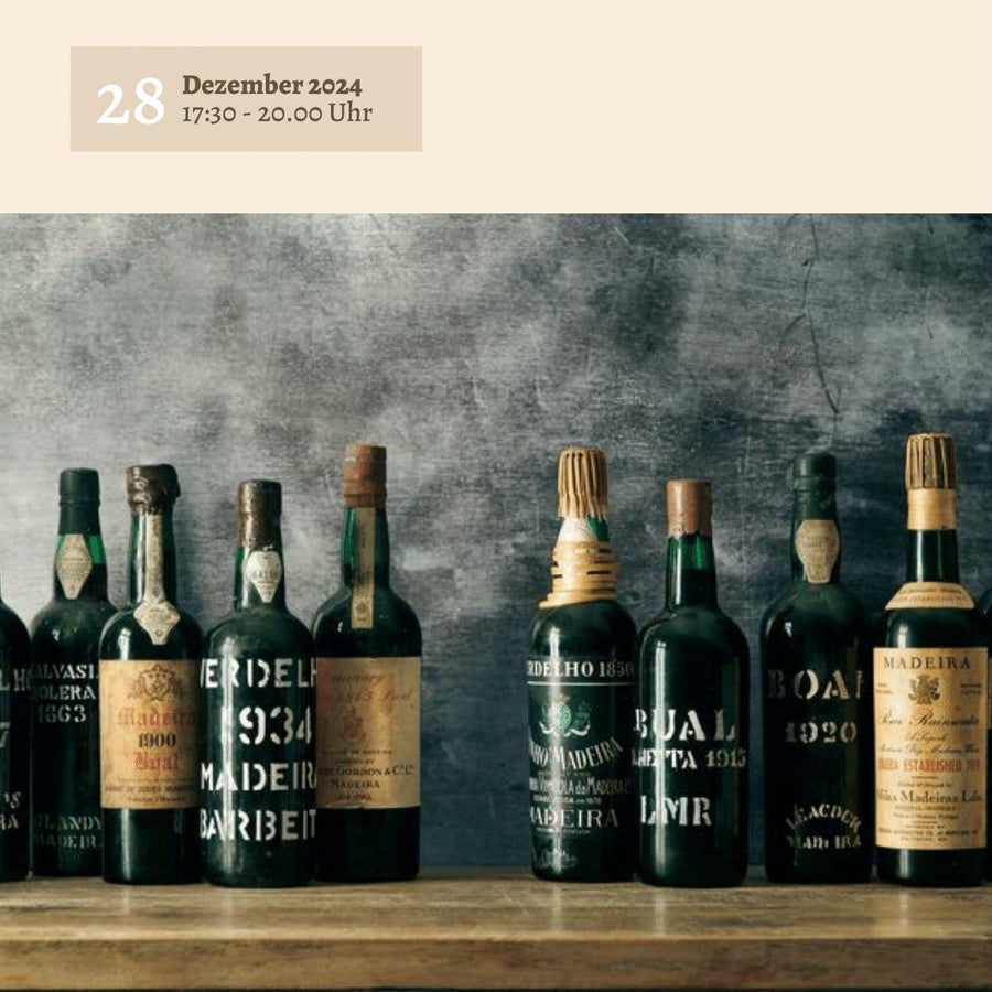Eine Auswahl an Vintage-Flaschen Madeira Spezial aus 3 Jahrhunderten von Johannes King, ausgestellt auf einer Holzoberfläche vor einem strukturierten Hintergrund, was auf eine Weinverkostung-Veranstaltung hinweist, die für den 28. Dezember 2024 ab 17:00 Uhr geplant ist.