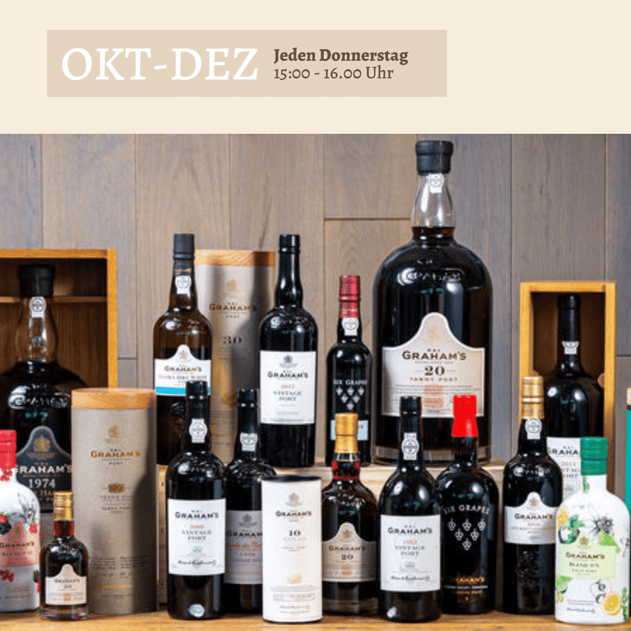 Eine Vielzahl von Flaschen, hauptsächlich verschiedene Portweine von Graham's, ausgestellt auf Holzregalen mit einem Textoverlay, das eine Verkostung des Portwein Schnupper-Tasting 2024 von Johannes King zeigt.