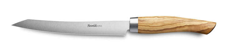 Ein einzelner Nesmuk Soul Slicer 160 mit einer polierten Stahlklinge und einem konturierten Holzgriff, isoliert auf weißem Hintergrund.