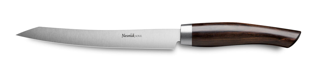 Ein Nesmuk Soul Slicer 160, ein einschneidiges Küchenmesser mit Holzgriff isoliert auf weißem Hintergrund.
