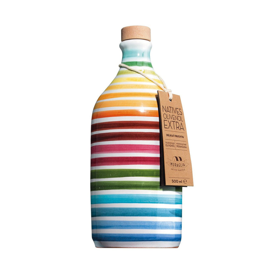 Eine Flasche natives Olivenöl extra von Antico Frantoio Muraglia mit einem bunten Streifendesign und einem am Flaschenhals befestigten Etikett auf weißem Hintergrund.