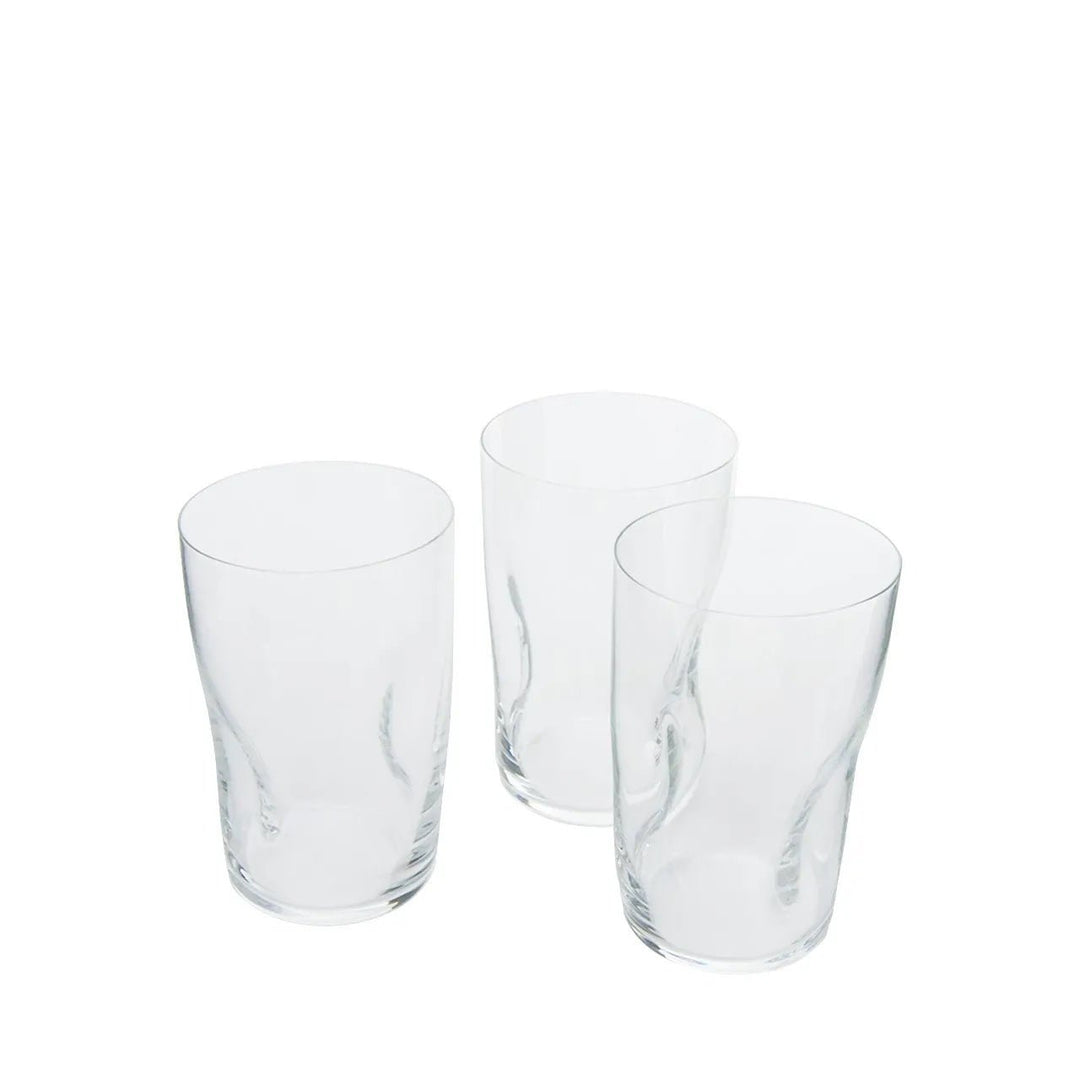 Drei leere transparente Quetschglas 6 eingedrückte Wassergläser 380ml von Jolie Glas auf weißem Hintergrund.