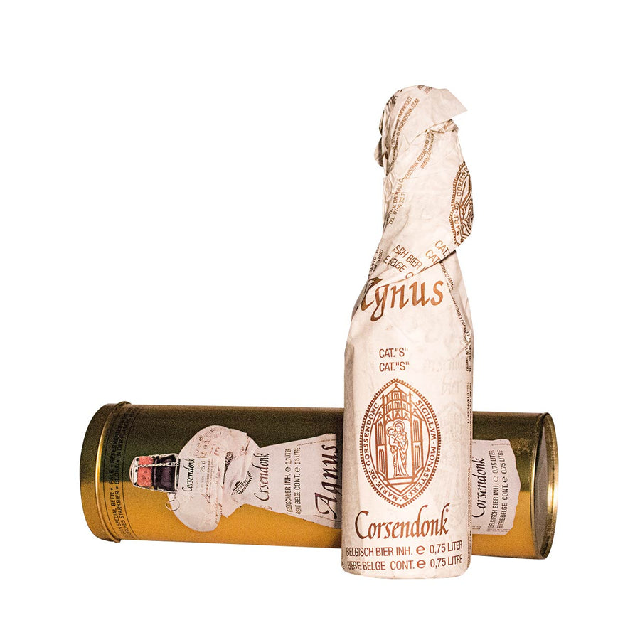 Zwei Flaschen Bier, eine in Papier eingewickelt mit der Aufschrift „Genius“ und die andere sichtbar mit einem Etikett mit der Aufschrift „Corsendonk Champagnerbier aus Belgien (mit Dose) 0,75 l“, isoliert auf einem weißen Hintergrund.