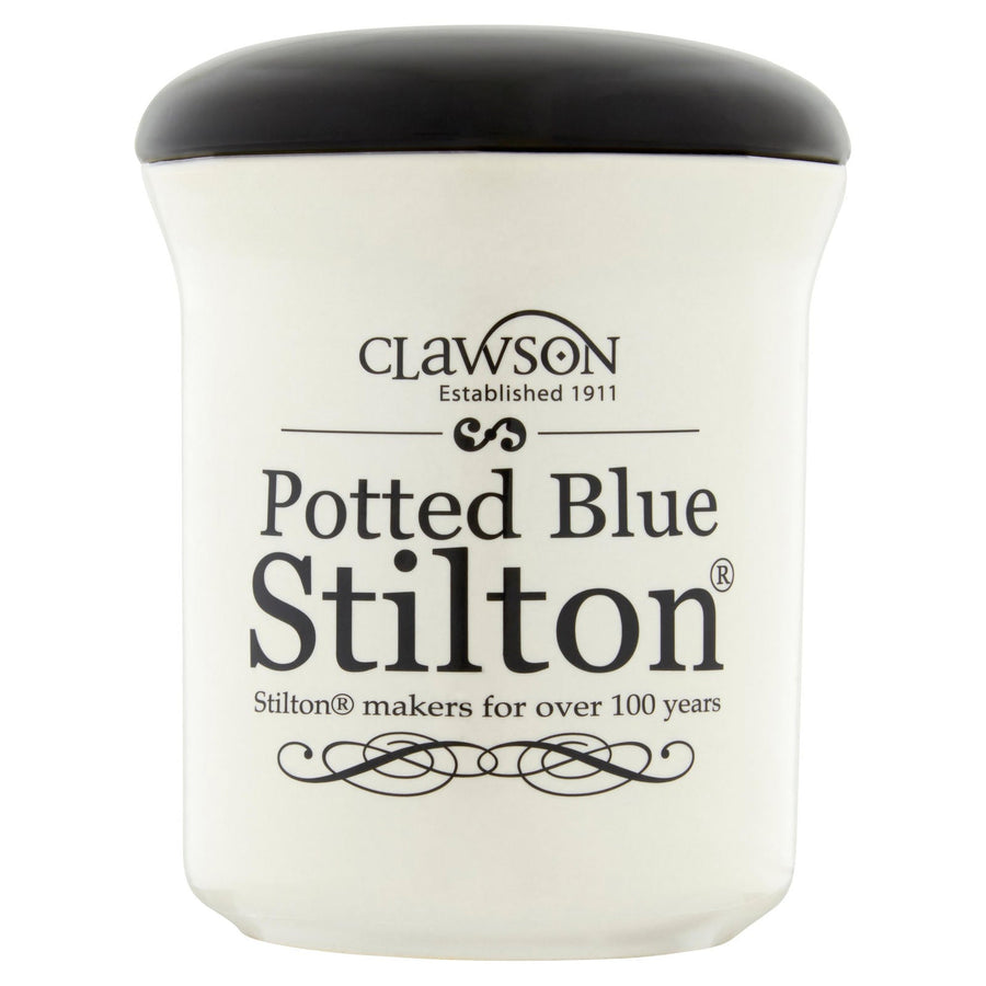 Ein Behälter mit Long Clawson Blue Stilton Blauschimmelkäse im Keramikkrug.