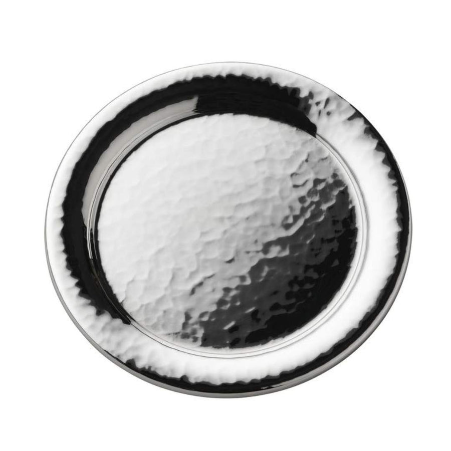 Satz mit ersetztem Produkt:
Ein Schwarz-Weiß-Bild eines runden, reflektierenden Robbe & Berking Gläsertellers Martelé, möglicherweise einer metallischen Schale mit strukturierter Oberfläche, fotografiert vor einem weißen Hintergrund.