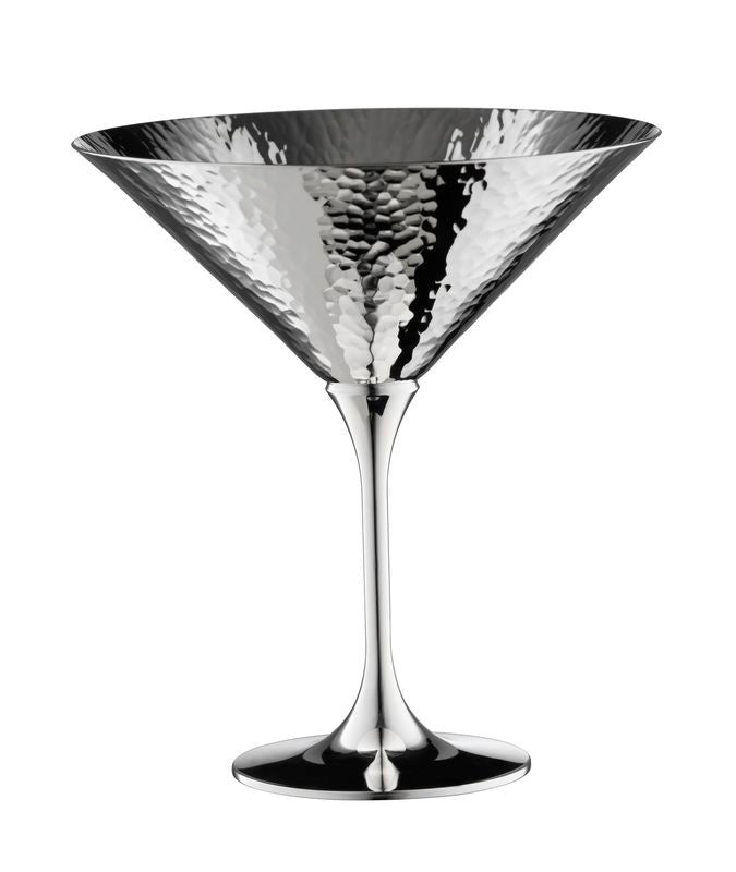 Ein Robbe & Berking Martelé Cocktailshaker mit gehämmerter Innenseite und glatter Außenseite, isoliert auf weißem Hintergrund.
