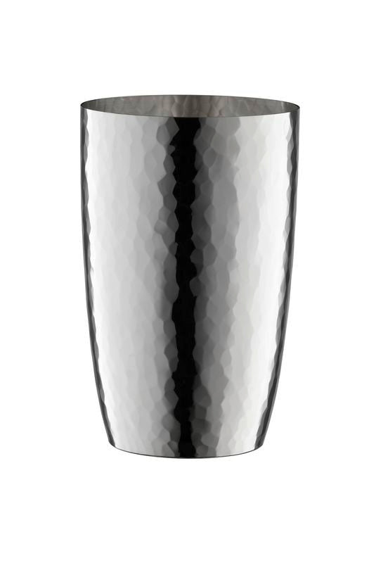 Ein geometrisch gemustertes Graustufenbild eines Robbe & Berking Longdrink- und Bierbechers Martelé, der wie eine Vase oder ein Behälter aussieht.