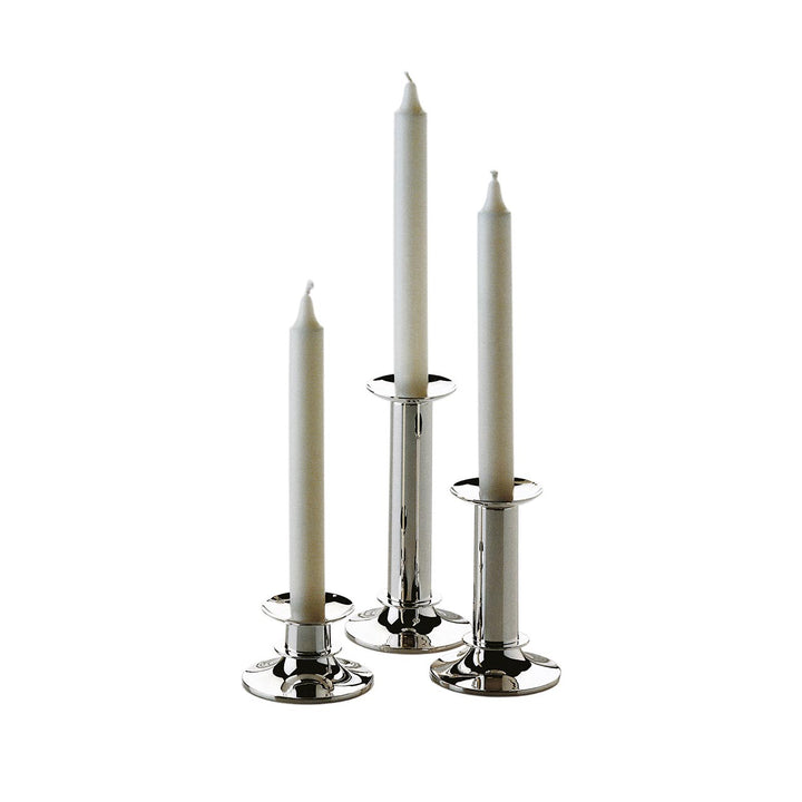 Drei Robbe & Berking Alta Kerzenständer in Silber mit weißen Kerzen unterschiedlicher Höhe auf weißem Hintergrund.