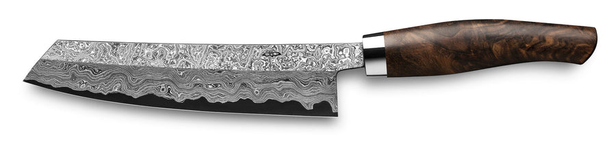 Ein handgefertigtes Nesmuk Exklusiv C150 Küchenmesser mit gemusterter Klinge und Holzgriff auf weißem Hintergrund.
