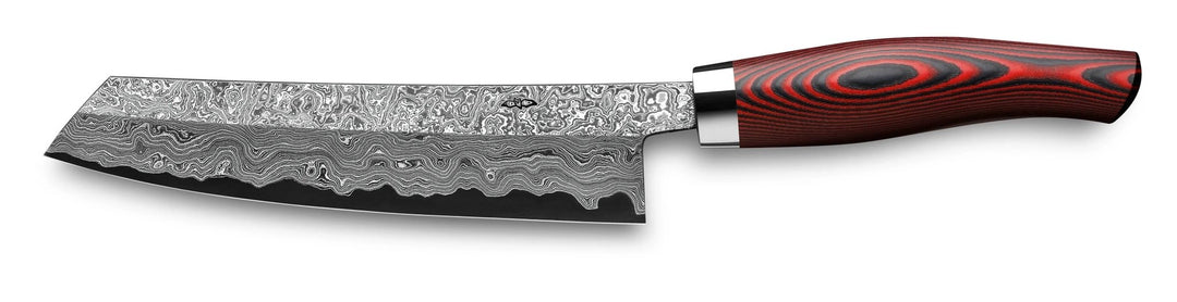 Ein handgefertigtes Nesmuk Exklusiv C150 Damaststahl-Küchenmesser mit einem welligen Muster auf der Klinge und einem rot-schwarzen laminierten Holzgriff.