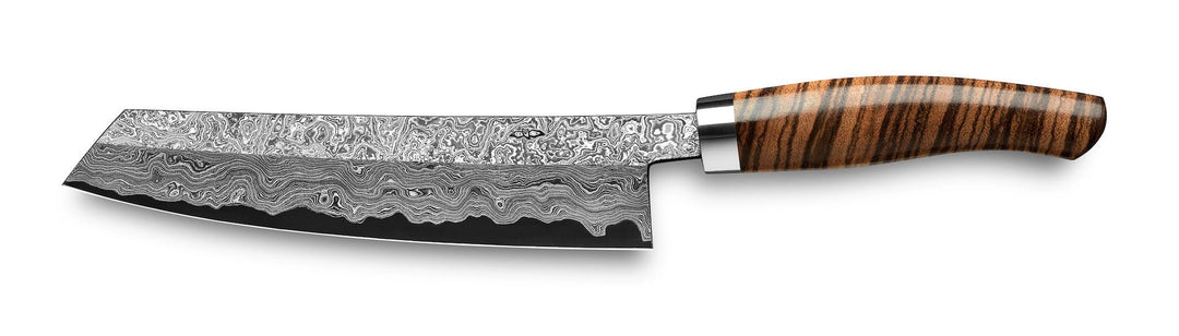 Ein Nesmuk Exklusiv C150 Kochmesser 180 Küchenmesser mit gemusterter Klinge und gestreiftem Holzgriff, isoliert auf weißem Hintergrund.