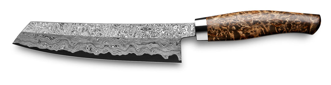 Ein Nesmuk Exklusiv C150 Kochmesser 180 Messer mit gebogener Klinge und einem Griff mit Wurzelholzmaserung, isoliert auf weißem Hintergrund.