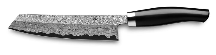 Ein handgefertigtes Nesmuk Exklusiv C150 Kochmesser 180 mit gemusterter Klinge und schwarzem Griff, isoliert auf weißem Hintergrund.