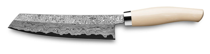 Ein handgefertigtes Nesmuk Exklusiv C150 Kochmesser 180 aus Damaszener Stahl mit gemusterten Klingen und hellfarbigem Griff auf weißem Hintergrund.