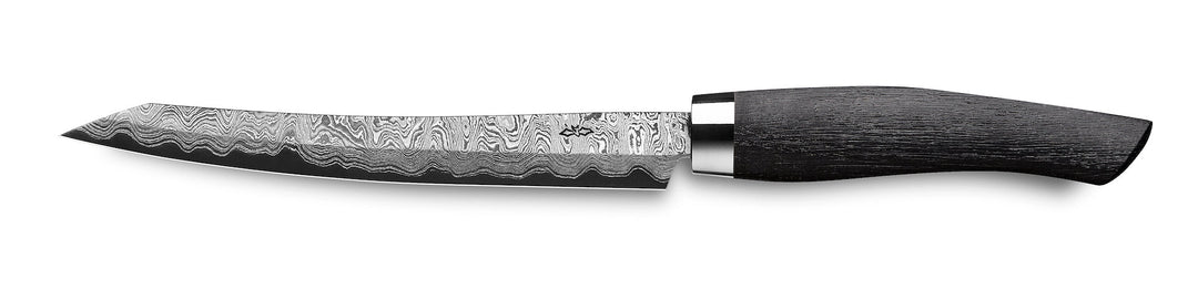 Ein Nesmuk Exklusiv C150 Slicer 160 Damaststahlmesser mit gemusterter Klinge und schwarzem Griff, isoliert auf weißem Hintergrund.
