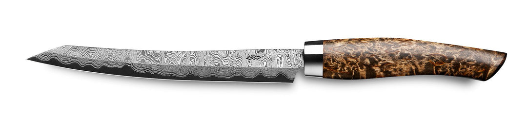 Ein Nesmuk Exklusiv C150 Slicer 160 mit einer aufwendig gemusterten Klinge und einem Wurzelholzgriff, isoliert auf weißem Hintergrund.