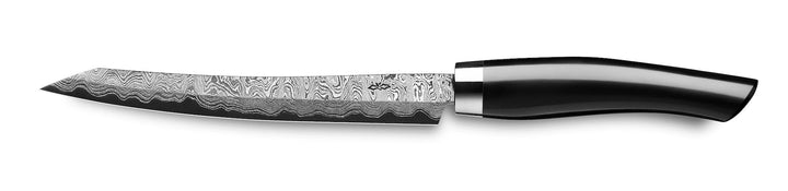 Ein Nesmuk Exklusiv C150 Slicer 160 Küchenmesser aus Damaszenerstahl mit schwarzem Griff auf weißem Hintergrund.