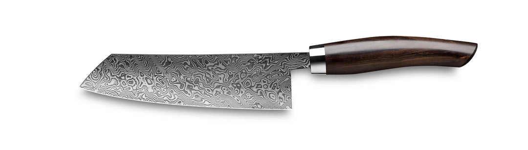 Ein Nesmuk Exklusiv C90 Kochmesser 180 mit gemusterter Klinge und dunklem Holzgriff auf weißem Hintergrund.