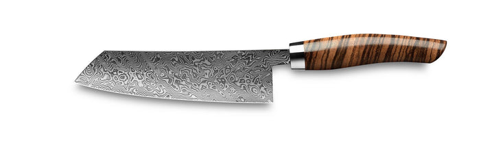 Ein Nesmuk Exklusiv C90 Kochmesser 180 mit gemusterter Klinge und gestreiftem Holzgriff, isoliert auf weißem Hintergrund.