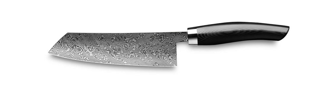 Ein Nesmuk Exklusiv C90 Kochmesser 180 mit gemusterter Klinge und schwarzem Griff, isoliert auf weißem Hintergrund.