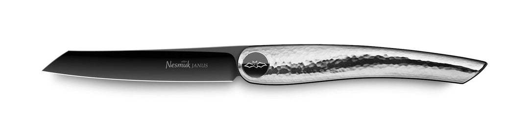 Ein modernes Nesmuk Janus Folder-Messer mit schwarzer Klinge und gemustertem Griff auf weißem Hintergrund.