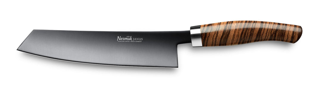 Satz mit ersetztem Produkt: Ein Nesmuk Janus Kochmesser 180 mit einer Klinge mit schwarzer DLC-Beschichtung und einem gestreiften braunen Holzgriff isoliert auf weißem Hintergrund.