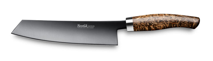 Ein hochwertiges Nesmuk Janus Kochmesser 180 mit einer schwarzen Klinge mit DLC-Beschichtung und einem strukturierten braunen Griff auf weißem Hintergrund.