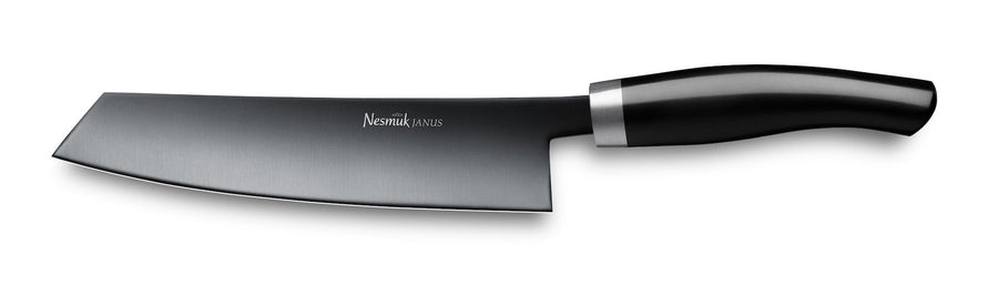 Vor einem weißen Hintergrund wird ein Nesmuk Janus Kochmesser 180 mit DLC-Beschichtung und breitem Klingendesign ausgestellt.