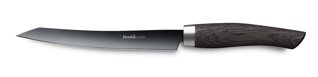 Ein einschneidiges Küchenmesser, der Nesmuk Janus Slicer 160, mit dunklem Holzgriff isoliert auf weißem Hintergrund.