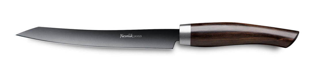 Ein Nesmuk Janus Slicer 160 mit gebogener Klinge und dunklem Holzgriff auf weißem Hintergrund.