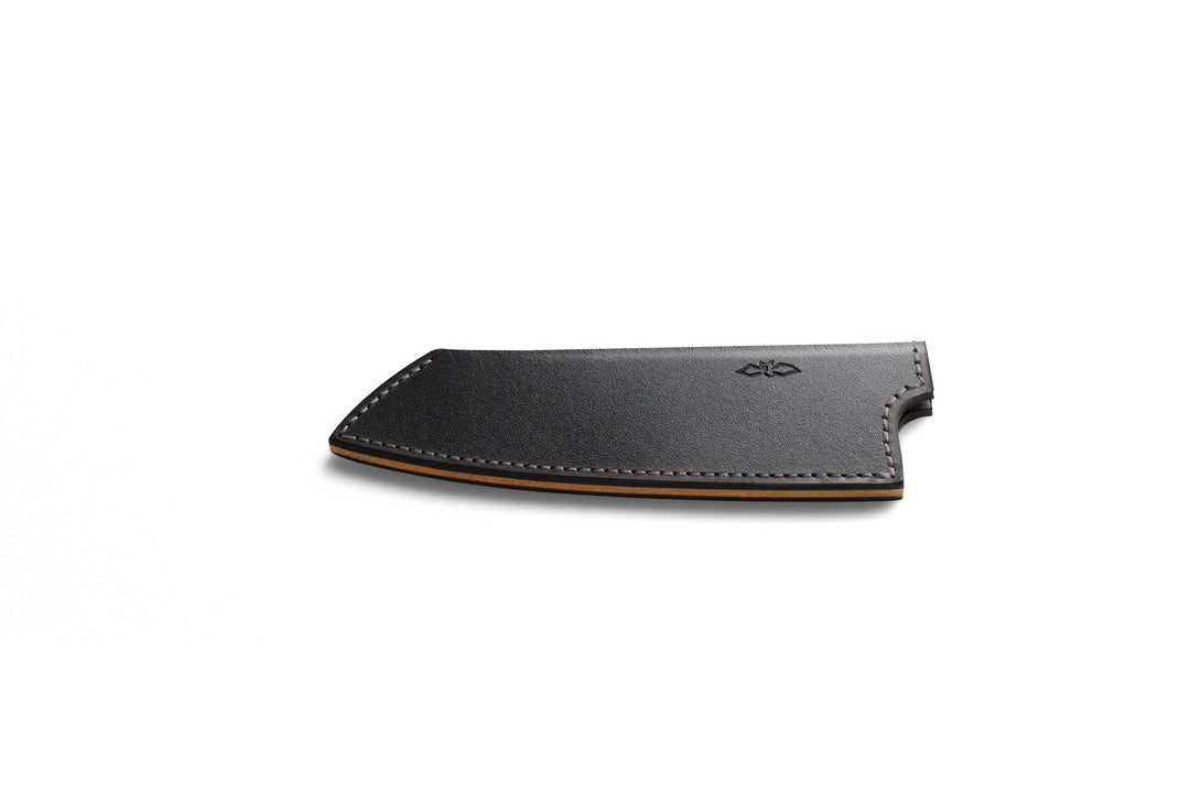 Eine schwarze Messerscheide aus Leder für eine Nesmuk Ledersteckscheide liegt auf weißem Hintergrund.