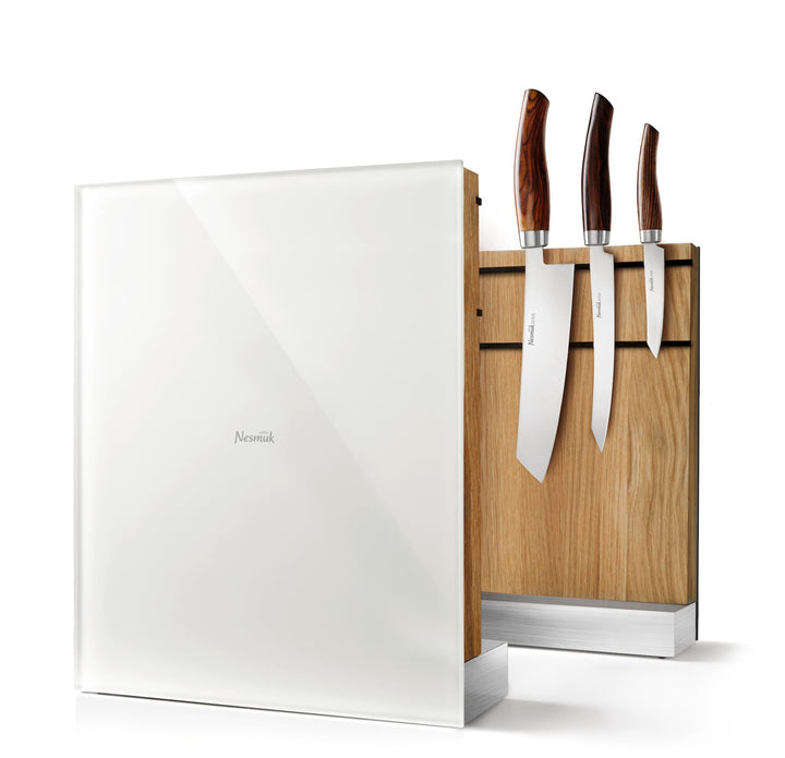 Ein modernes Messerblock-Set mit hellem Holz-Finish und mehreren Messern mit Edelstahlklingen und Holzgriffen, ausgestattet mit Hochleistungsmagnete zur sicheren Aufbewahrung, inklusive dem Nesmuk Messerhalter von Nesmuk.
