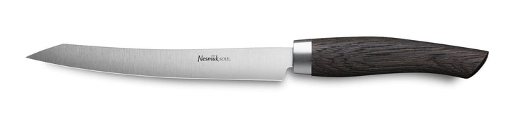 Nesmuk Soul Slicer 160 Küchenmesser mit Holzgriff isoliert auf weißem Hintergrund.
